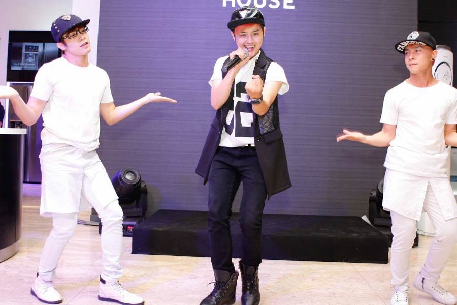    Thanh Duy Idol khuấy động khán giả bằng những ca khúc quen thuộc.