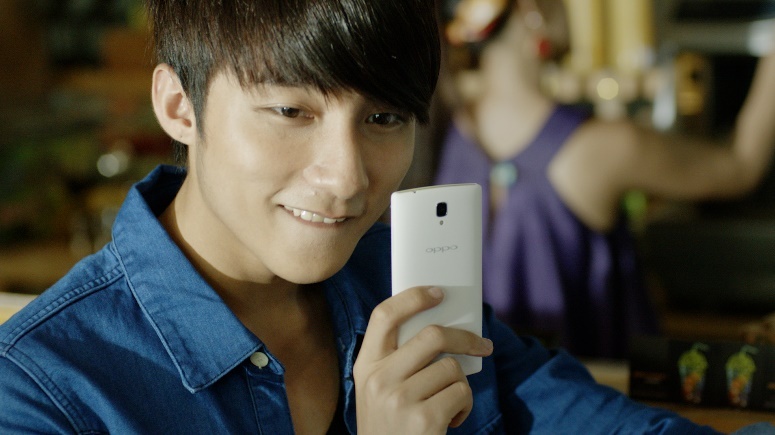 Nhờ 3G tốc độ cao trên chiếc smartphone OPPO Neo 3, Sơn Tùng tự tin chụp ảnh gửi cho bạn gái.