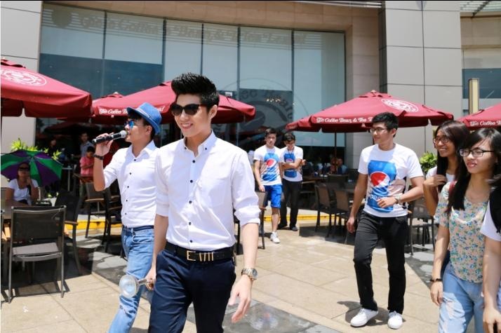 Mới đây, Noo Phước Thịnh bất ngờ xuất hiện tại Crescent Mall, TP.HCM trong trang phục trẻ trung, năng động.