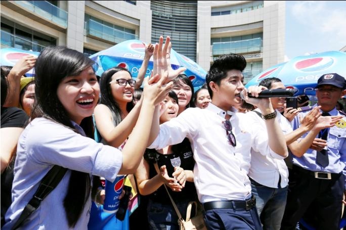 Anh nhận được sự cổ vũ nhiệt tình từ các bạn trẻ.