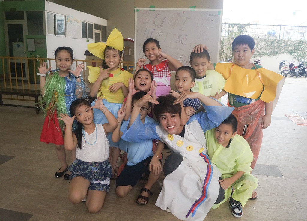 Ca si Huy Nam lan dau trinh dien thoi trang tai che hinh anh