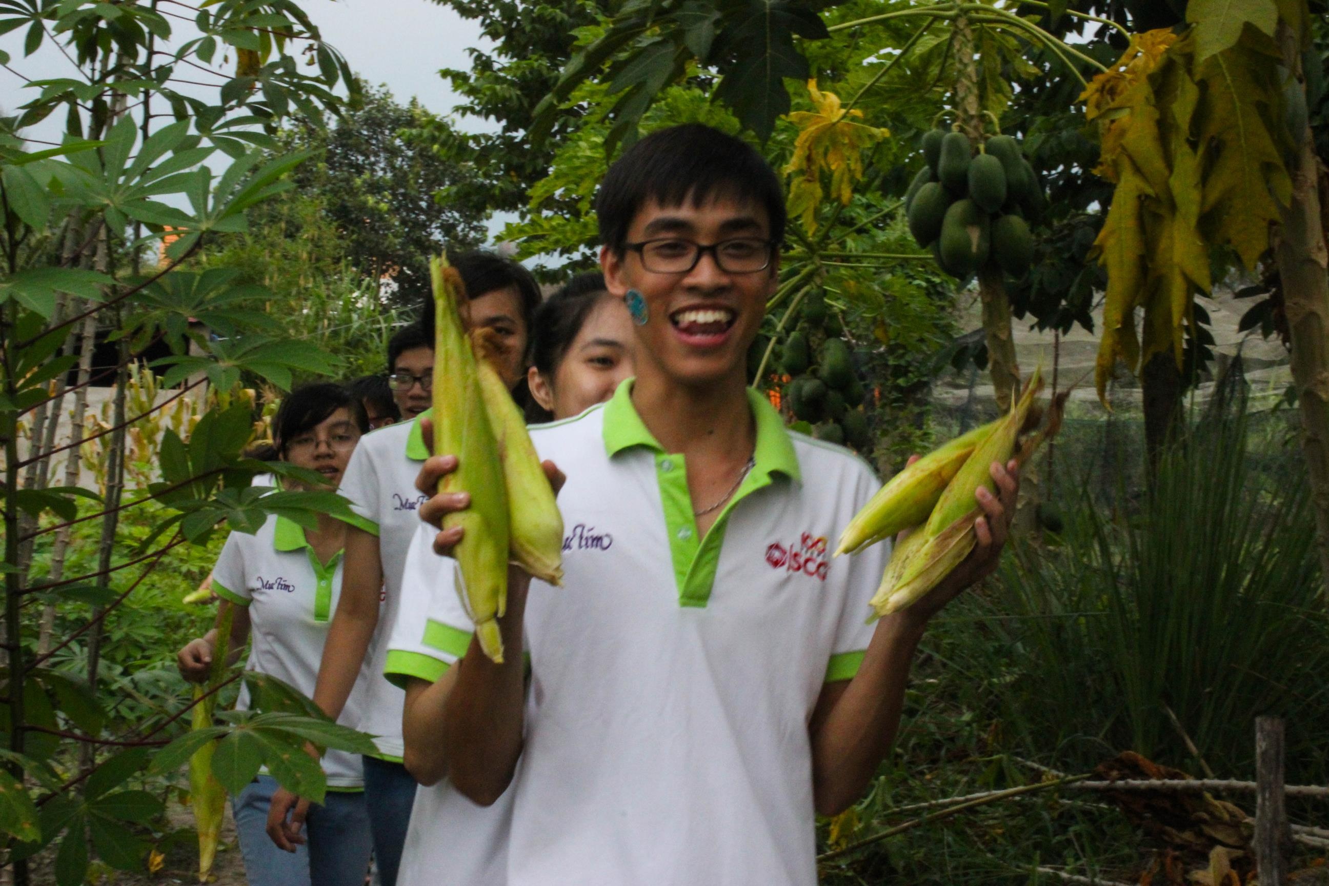 Cười toe toét với những chiến lợi phẩm đầu tiên.