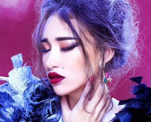 Phong cach trang diem am nong voi sac do cua Khai Thien hinh anh