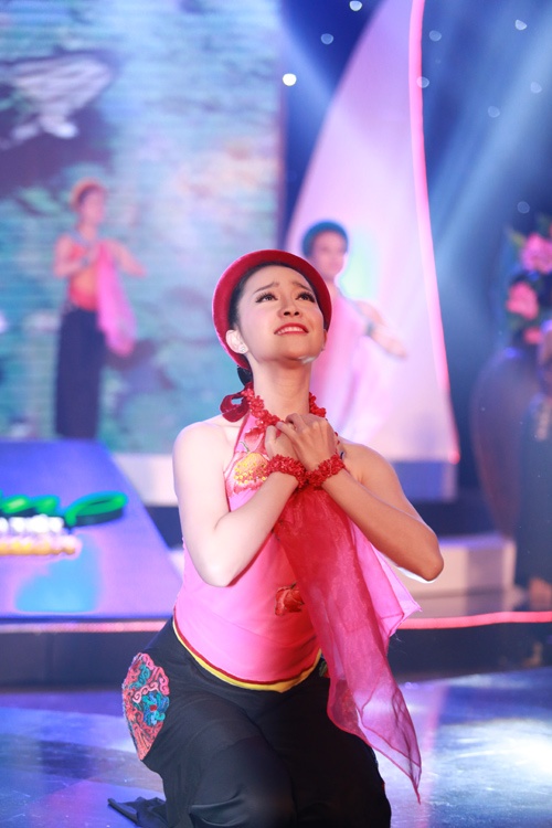 Đức Tuấn thể hiện ca khúc Ngày xưa Hoàng Thị trong khi các người đẹp trình diễn bộ sưu tập áo dài Dệt nắng trên mây của Đức Hùng.