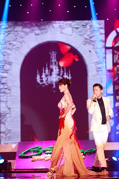 Lam Trường làm sống lại những ca khúc nổi tiếng một thời gồm Em đẹp nhất đêm nay và Gót hồng.