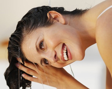 Sử dụng nước ấm để gội đầu giúp cải thiện tình trạng rụng tóc.