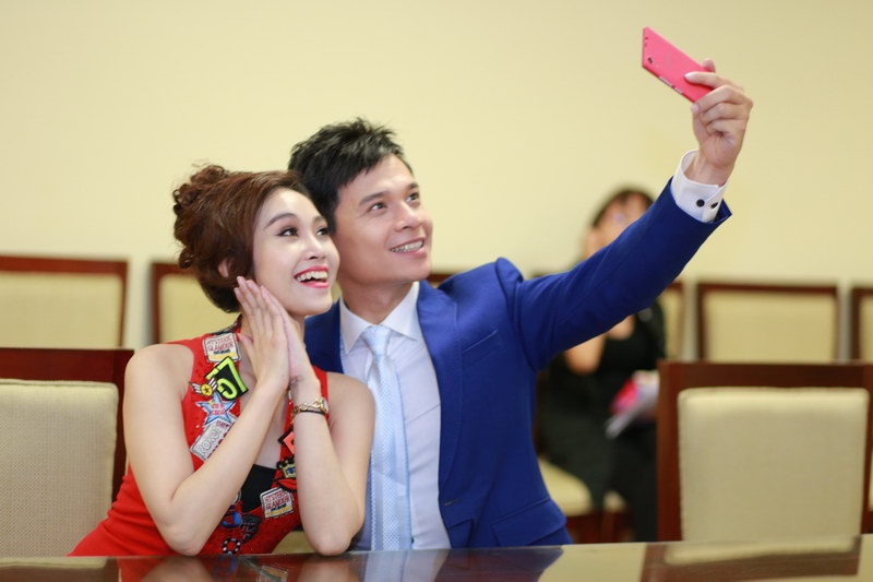 Cap MC 'Bai hat yeu thich' tinh tu trong hau truong hinh anh