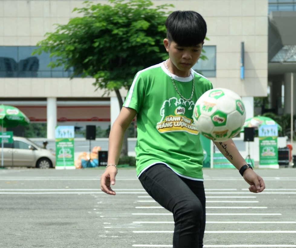 Quang Anh tro tai choi the thao trong ngay hoi di bo gay quy hinh anh