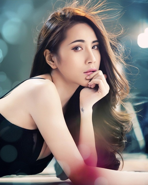    Thủy Tiên là một trong số những người đẹp sở hữu mái tóc dài suôn mượt, óng ả nhất Vpop.