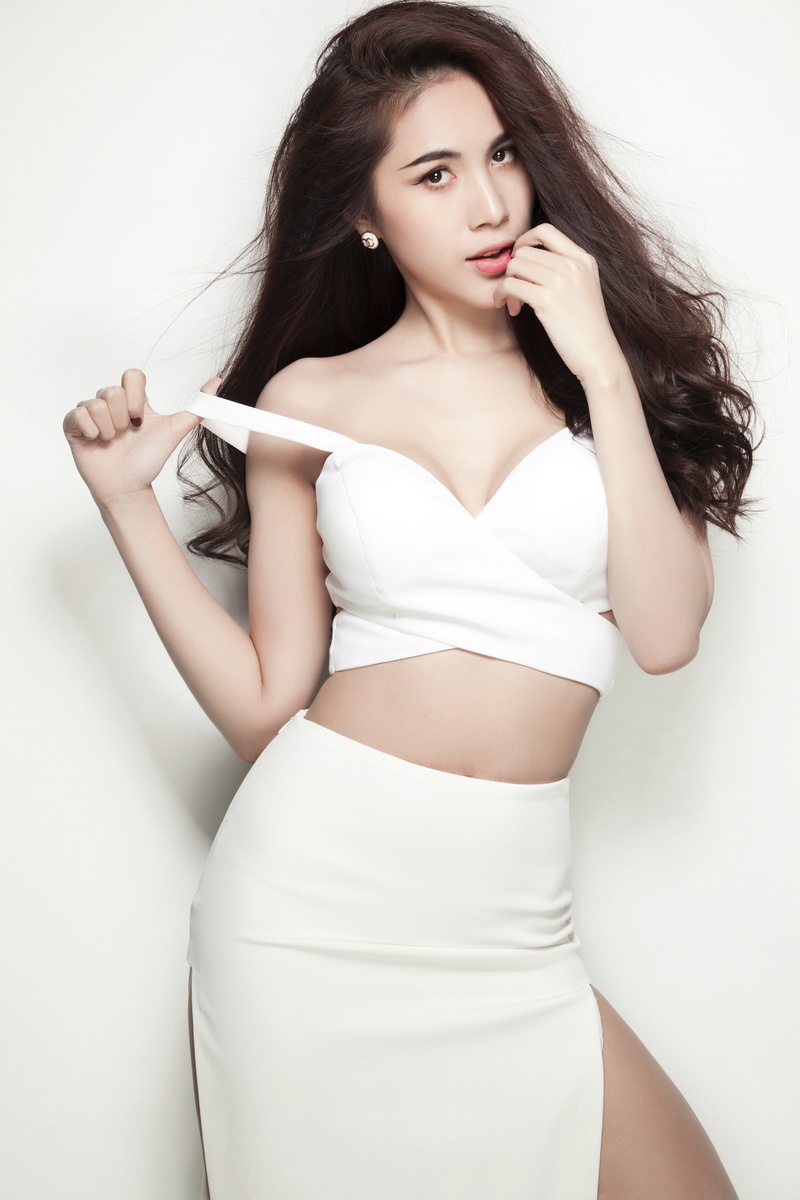 Dù ngoại hình đã thay đổi khá nhiều nhưng trong suốt nhiều năm gia nhập làng giải trí, cô vẫn trung thành với kiểu tóc đơn giản, nhẹ nhàng. Đây là một trong những yếu tố quan trọng tạo nên nét gợi cảm, cuốn hút riêng cho bà mẹ trẻ này.