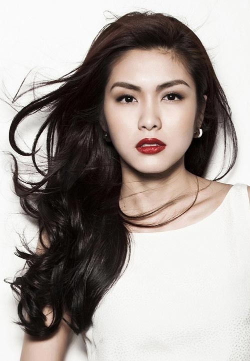 Dù không tích cực tham gia nghệ thuật như trước đây nhưng tên tuổi của Tăng Thanh Hà vẫn luôn có mặt trong những bảng xếp hạng mỹ nhân đẹp nhất làng giải trí. Ngoài nhiều nét đẹp hoàn hảo được ca ngợi, cô còn sở hữu một mái tóc đen dày đáng mơ ước.