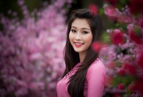    Hoa hậu Thu Thảo sở hữu mái tóc đen suôn dài óng ả. Nhờ đó, hình ảnh của cô thường gắn liền với vẻ đẹp cổ điển và nữ tính.   