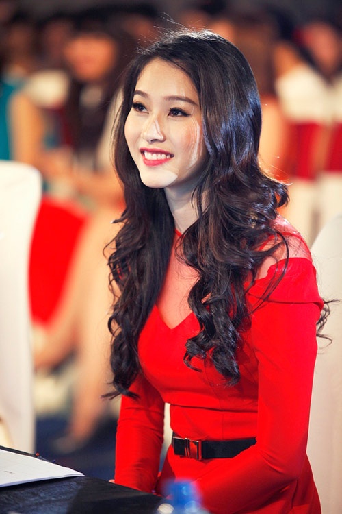 Trong nhiều khung hình, người đẹp phát huy lợi thế tóc đẹp khi chỉ cần uốn xoăn nhẹ đã tạo nên phong cách mới.   