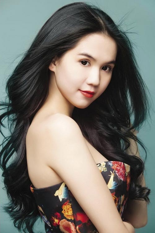 Mái tóc của Ngọc Trinh có màu đen tự nhiên, độ dày vừa phải, giúp cô dễ dàng biến hóa đa dạng để phù hợp với nhiều xu hướng thời trang khác nhau.