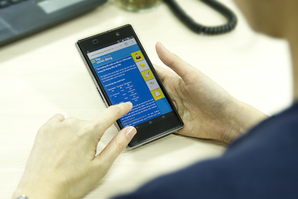 Khách hàng tham khảo thông tin về vay ngân hàng trên phiên bản di động của www.vaychinhdang.vib.com.vn.