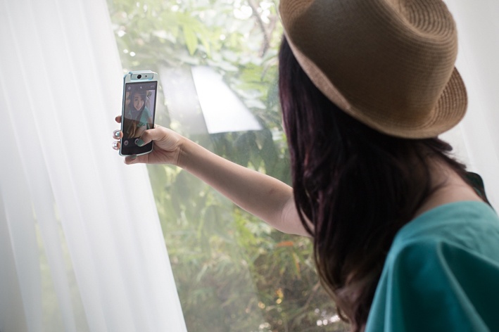 Người dung có thể thoải mái chụp ảnh với camera xoay 195 độ.