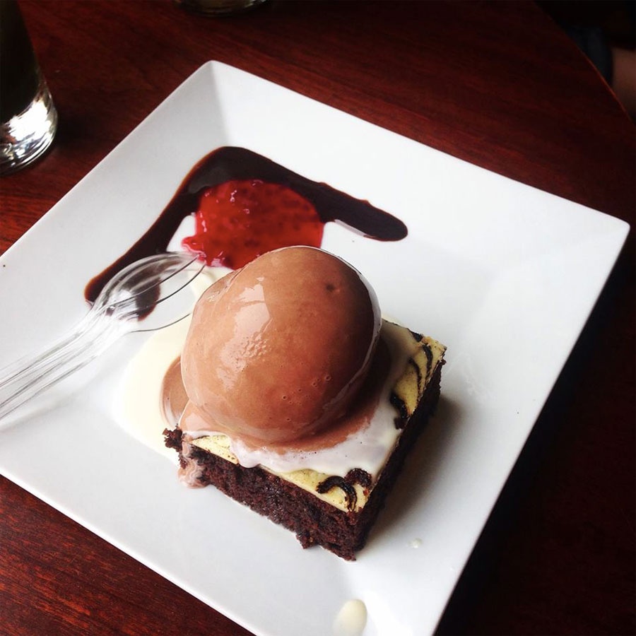 Bánh Brownie với viên kem Mint Chocolate, ăn kèm sốt socola và dâu.