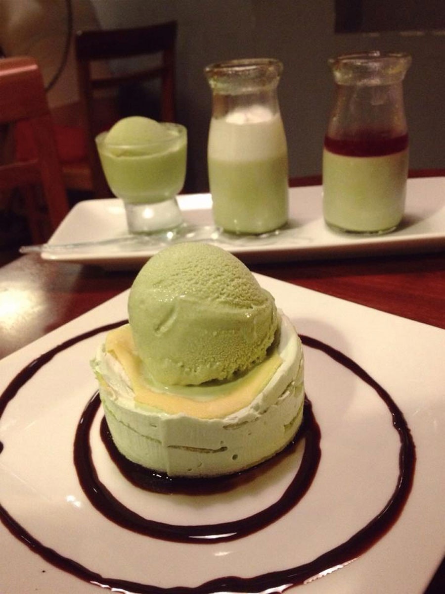 Bánh matcha layer-on-layer và set pudding trà xanh.