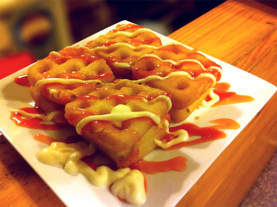 Món khoai tây chiên hấp dẫn hơn trong hình hài bánh tổ ong waffle.