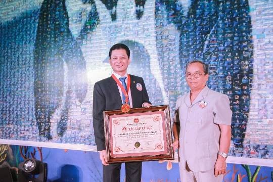 Tổ chức Kỷ lục Việt Nam đã trao chứng nhận kỷ lục chính thức cho bức tranh vào đúng ngày Động vật thế giới (4/10).