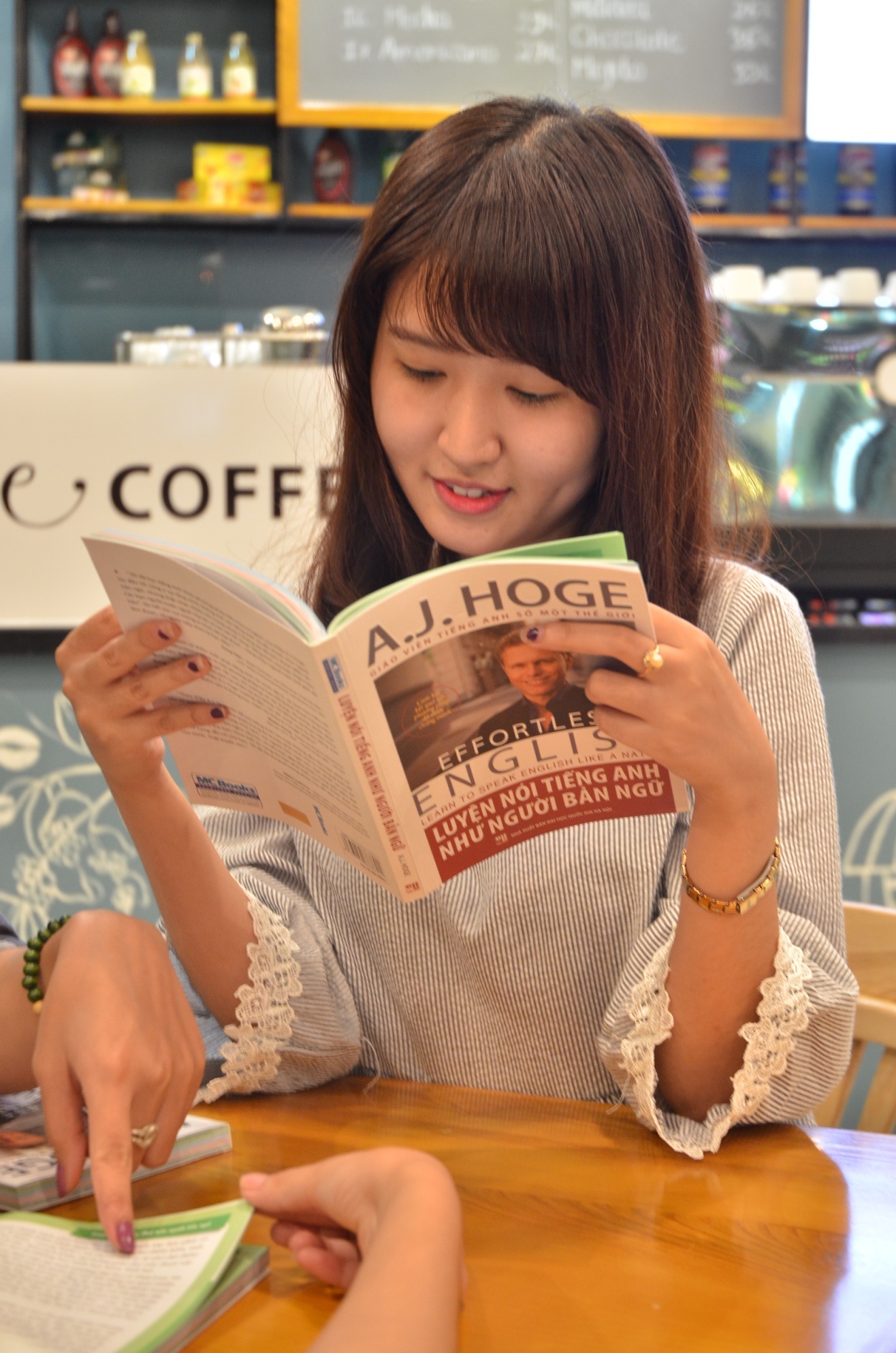 AJ Hoge phân tích và khuyên bạn trẻ hãy học nói tiếng Anh tự nhiên như một đứa trẻ.