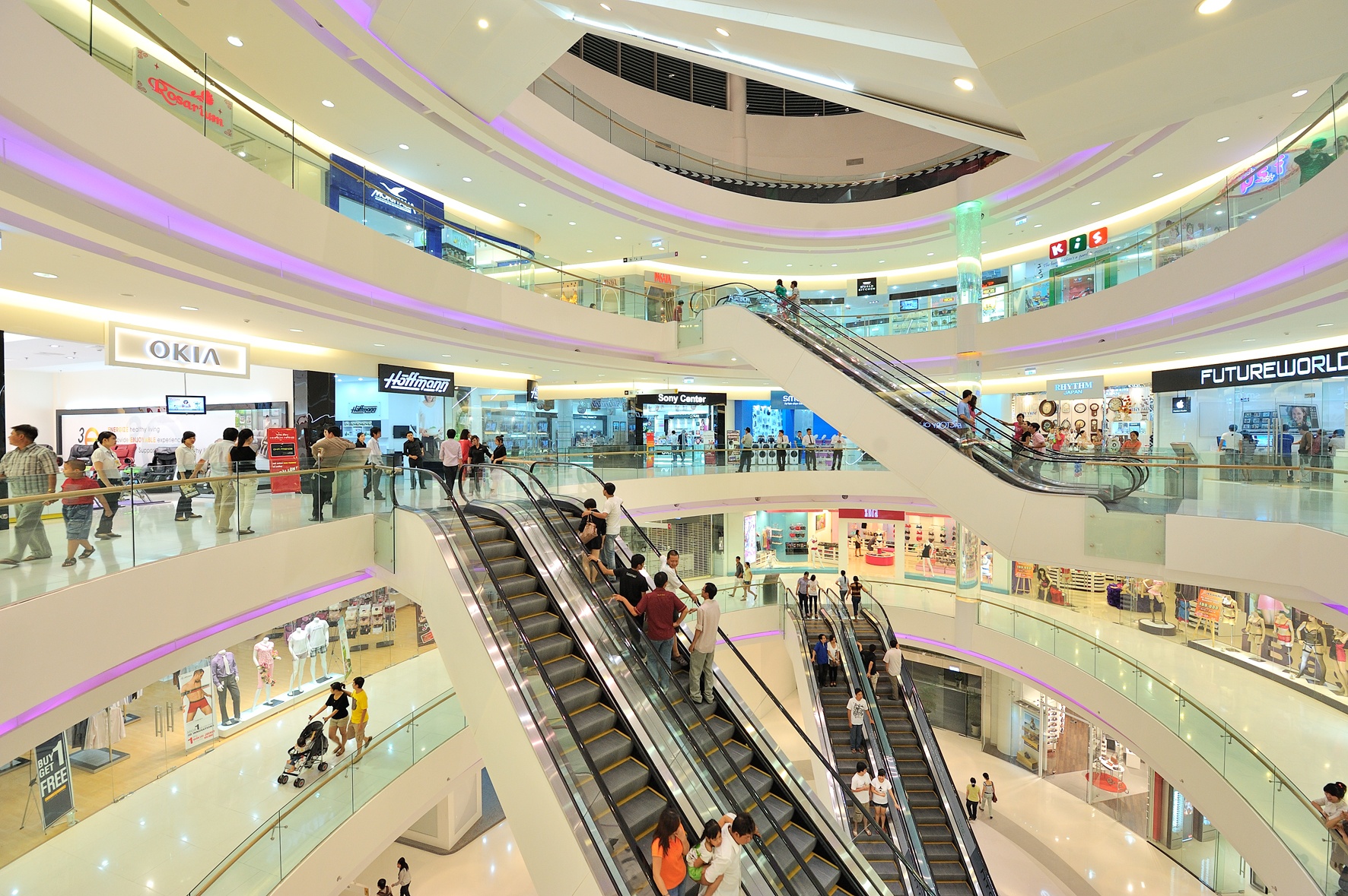 Huong Tram va Vo Trong Phuc 'hoi ngo' tai Crescent Mall hinh anh