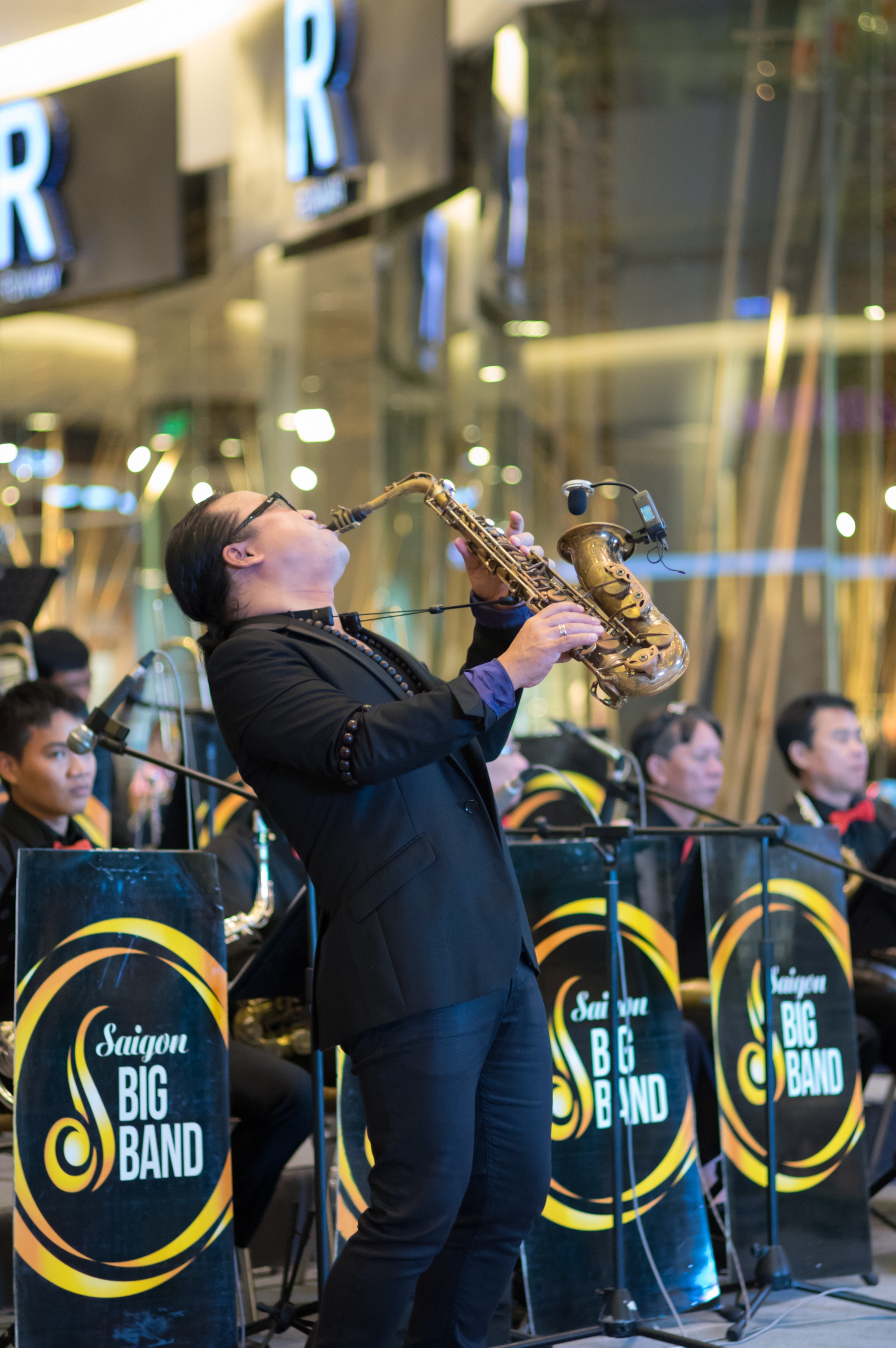 Trần Mạnh Tuấn & nhóm Saigon Bigband do chính anh sáng lập.