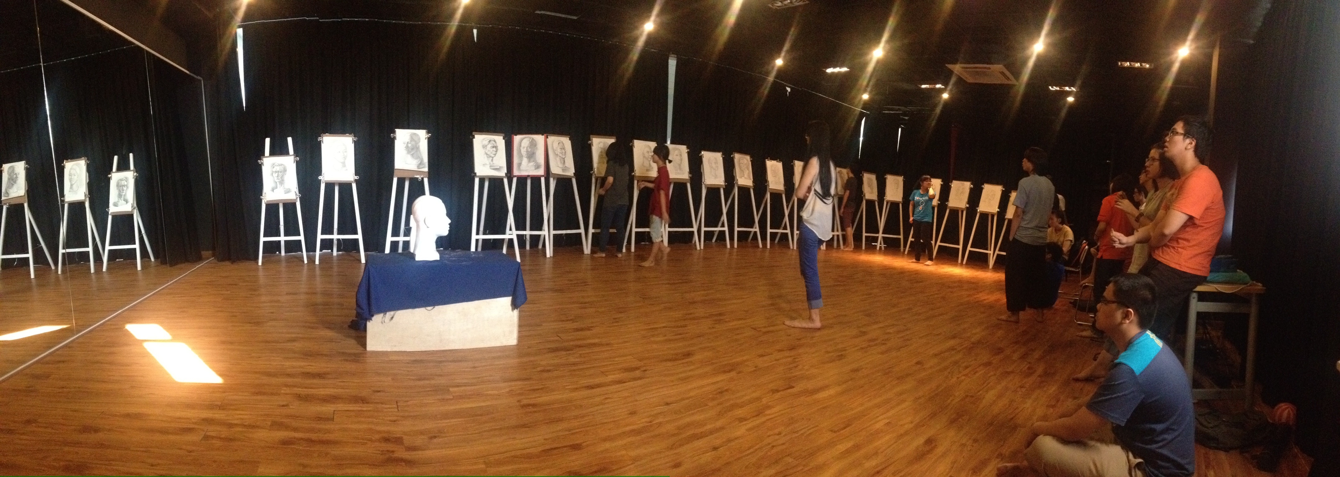 Phòng học được trang bị đặc biệt với hệ thống ánh sáng hiện đại của lớp thiết kế đồ hoạ ĐH FPT.