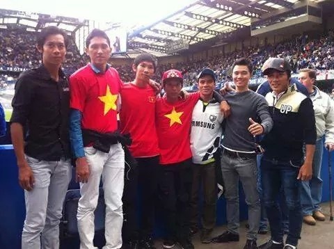 Nguoi ham mo VN tren khan dai tran Chelsea - Aston Villa hinh anh