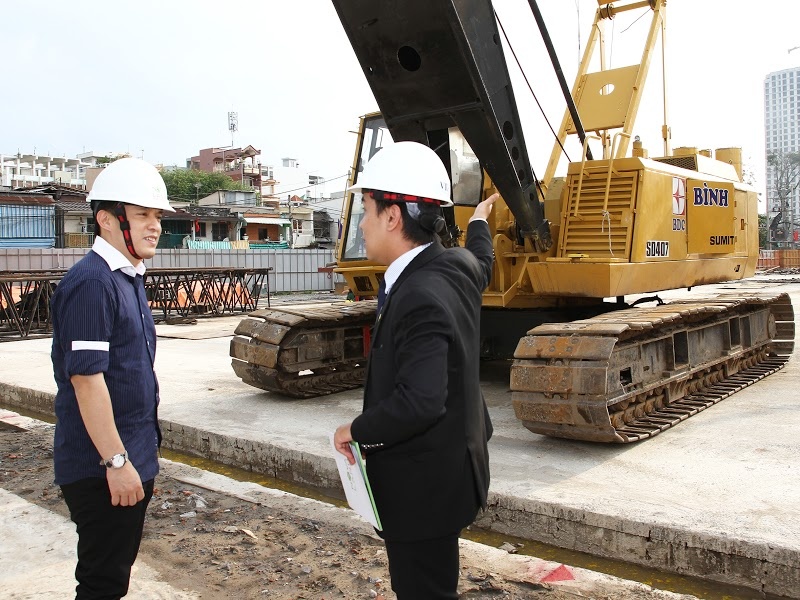 Giọng ca Tình thôi xót xa cũng không ngần ngại xuống tận công trường đang thi công dự án để khảo sát. Độc giả quan tâm đến căn hộ tại Lucky Palace có thể  gọi đến 0838565666/0938835050 để biết thêm chi tiết hoặc vào đây  www.luckypalace.com.vn.