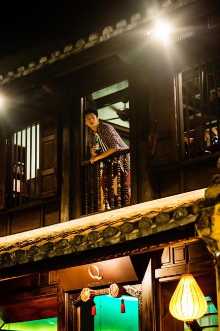 Các bạn trẻ có thể nhâm nhi chút đồ uống và ngắm nhìn không gian tĩnh mịch bên ngoài phố cổ.