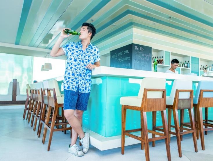 Không gian bên trong với tông màu xanh dịu nhẹ mang lại cảm giác thư giãn.