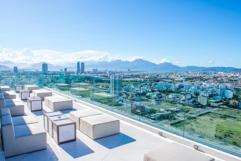 Không gian ngoài trời đem đến cái nhìn bao quát toàn cảnh thành phố.