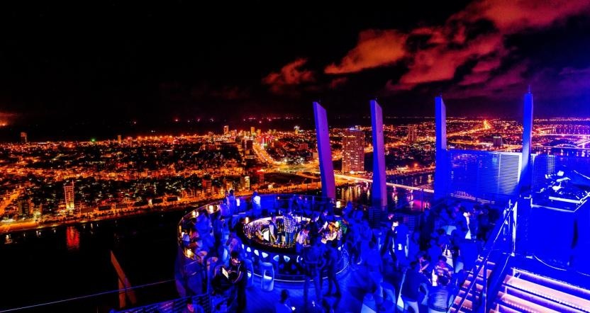 Ngắm nhìn toàn cảnh Đà thành khi lên đèn là trải nghiệm độc đáo.