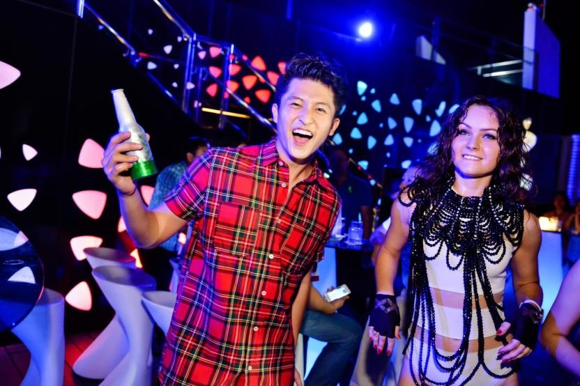 Không khí sôi động ở Sky36 khi đêm xuống.