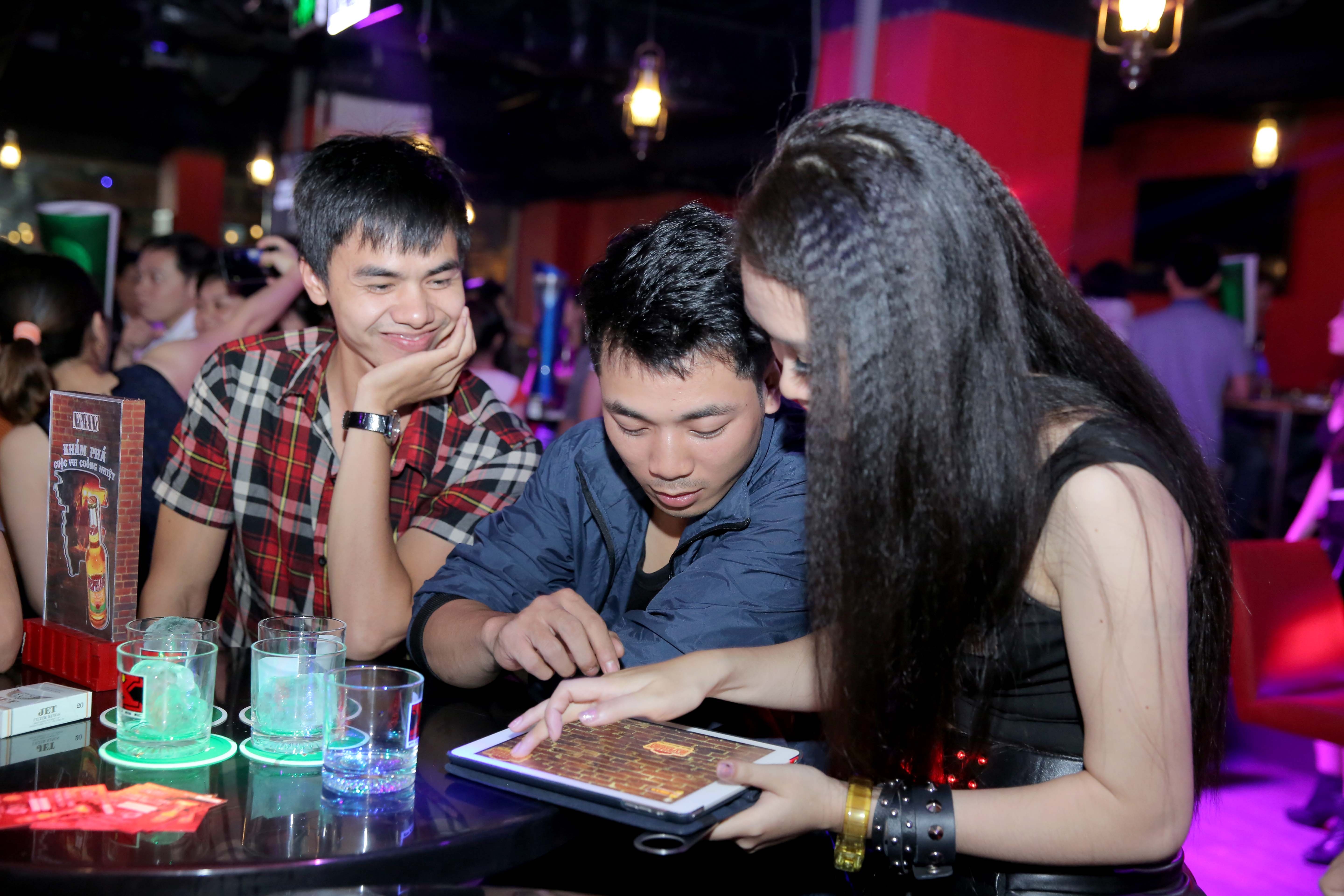 Khách hào hứng tham gia các trò chơi thú vị chỉ có tại các Desperados party.