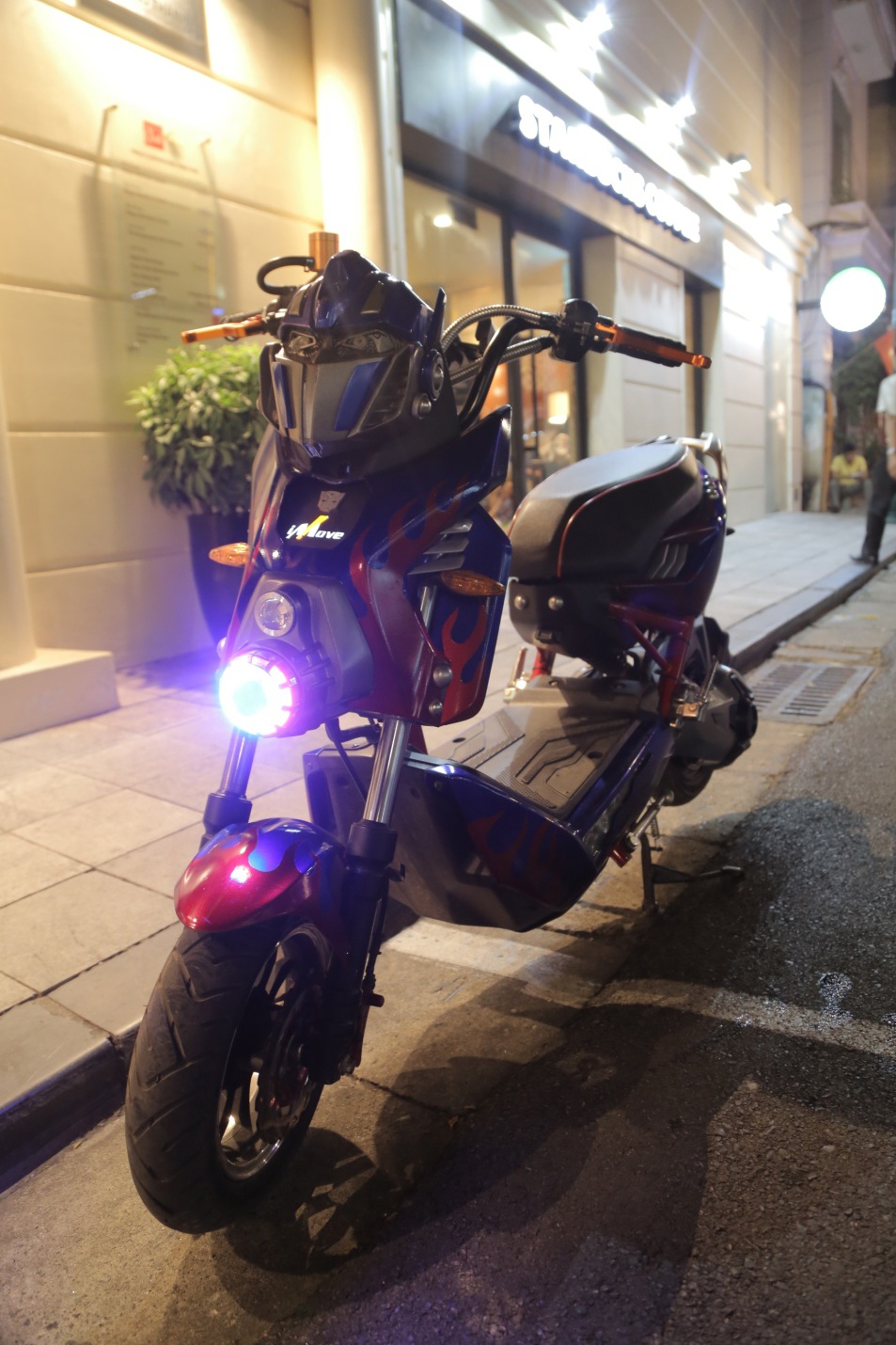 Chiếc xe điện độ theo phong cách Transformers. Bộ bodykit màu xanh lam kết hợp nhiều vệt đỏ như những ngọn lửa bao bọc toàn bộ xe. Đèn pha phía trước được thay thế bằng đèn cầu lồi độ sáng cao, biểu tượng cho trái tim của chiếc xe.