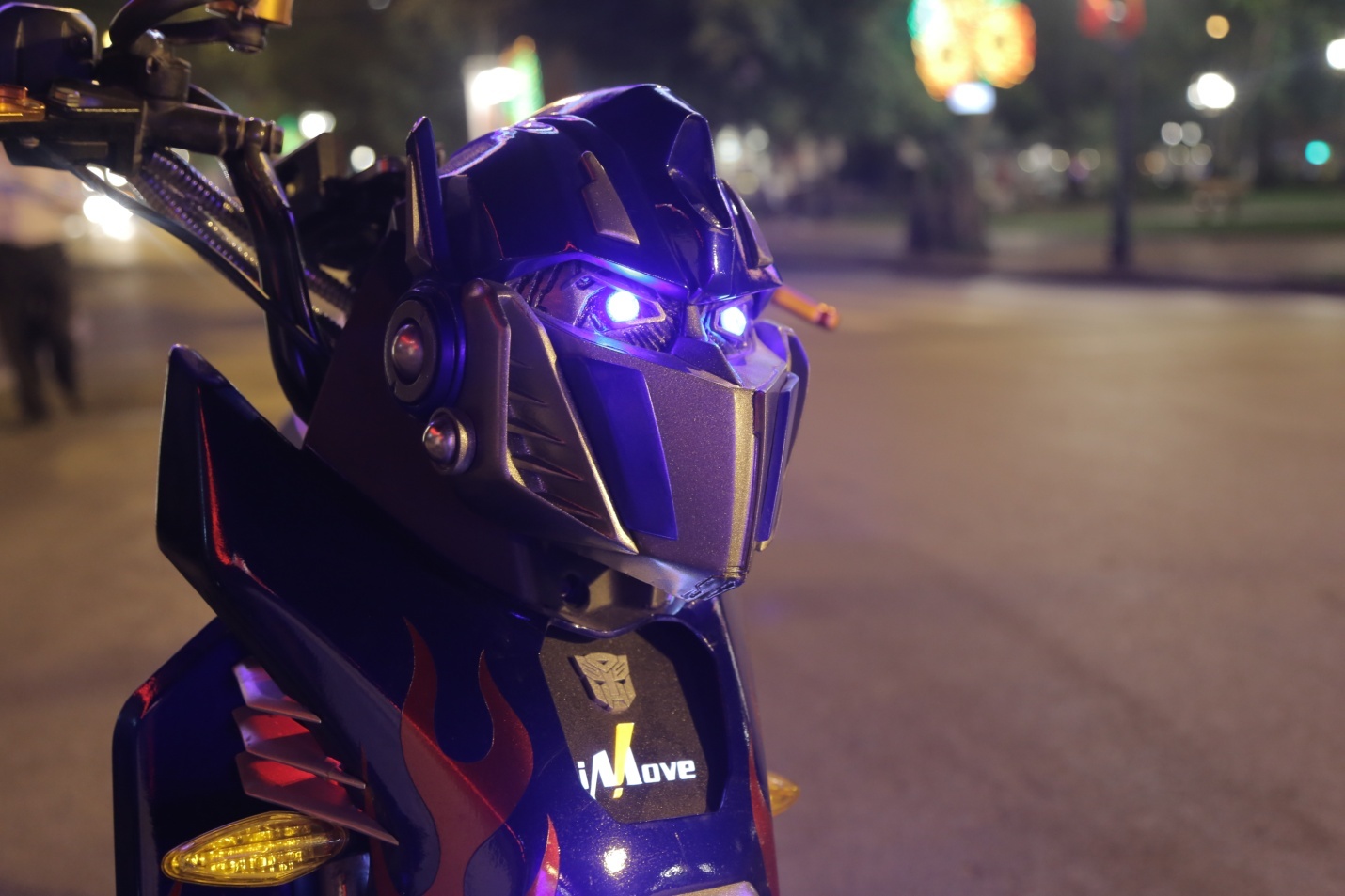 Xuat hien xe dien do theo phong cach 'Transformers' hinh anh