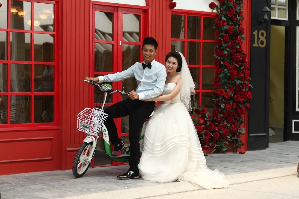 100 chiec xe dap dien phuc vu dam cuoi tap the hinh anh