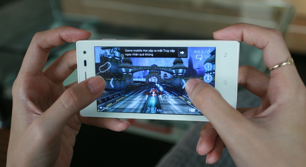 Trai nghiem thuc te smartphone pin 3.500 mAh - FPT F35 hinh anh