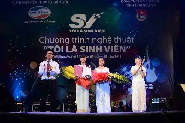 Mới đây tại chương trình Tôi là sinh viên 2014 ở Thái Nguyên, lãnh đạo Viettel Telecom đã trao quyết định tuyển thẳng 2 sinh viên Bùi Thị Dịu (tốt nghiệp loại giỏi Đại học Công nghệ thông tin và truyền thông Thái Nguyên) và Nguyễn Thị Hà (tốt nghiệp loại giỏi Đại học Kinh tế và Quản trị Kinh doanh Thái Nguyên).