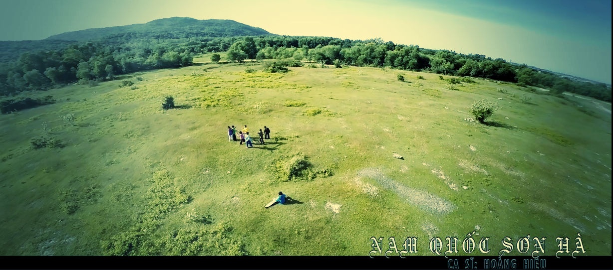 Phần đầu clip được dùng kỷ thuật camera fly và kết hợp với phần nhạc tạo cảm giác cho người xem như được nhìn từ trên cao và quay về lại nước Việt ngày xưa qua hình ảnh bọn trẻ đang nô đùa đánh trận giả trên đồng.