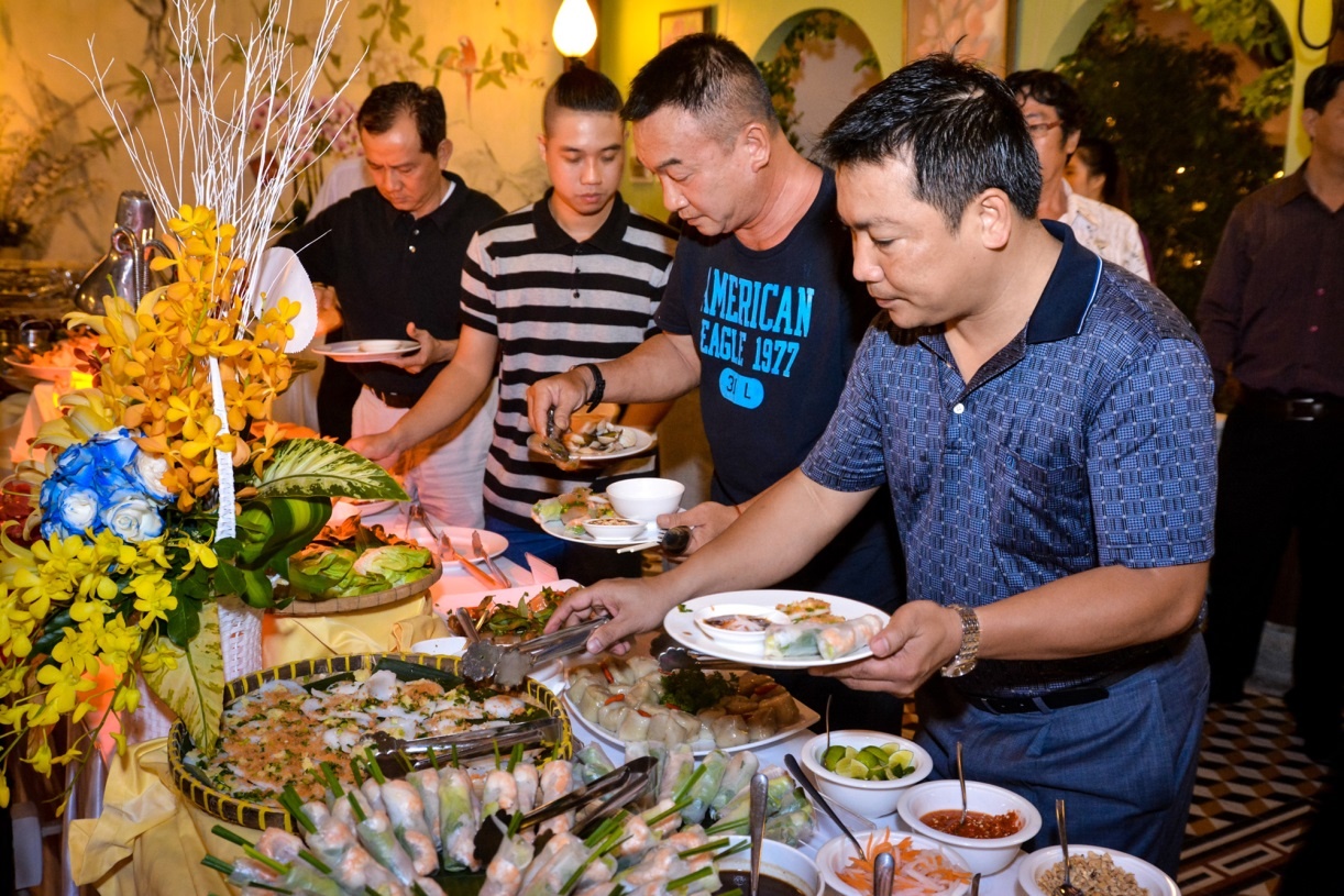 Mung sinh nhat 25 nam nha hang cafe Thanh Nien hinh anh