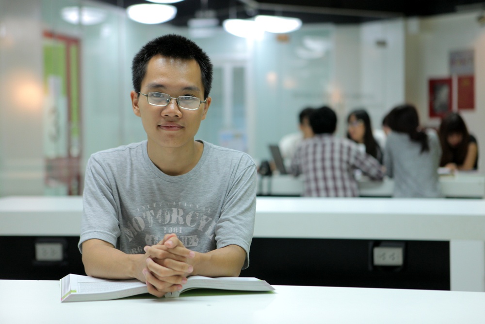 Quốc Trung đang ngồi học ở thư viện trường.