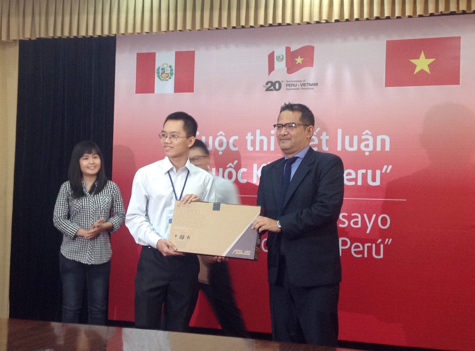 Sinh vien kinh doanh nhan giai viet luan tu dai su quan Peru hinh anh