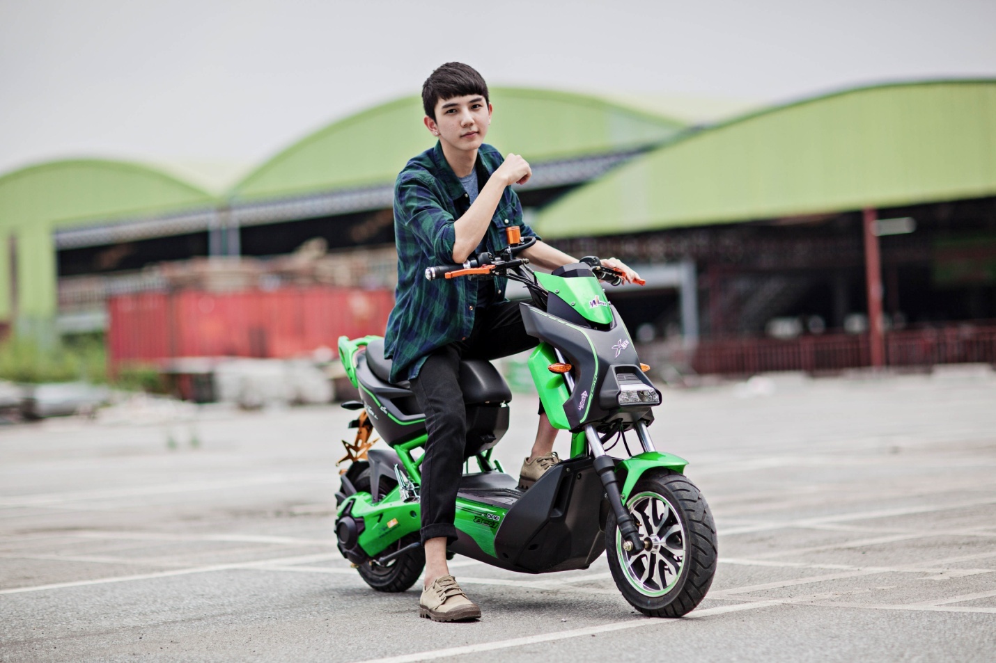 Xe dien cho teen boy sanh dieu hinh anh