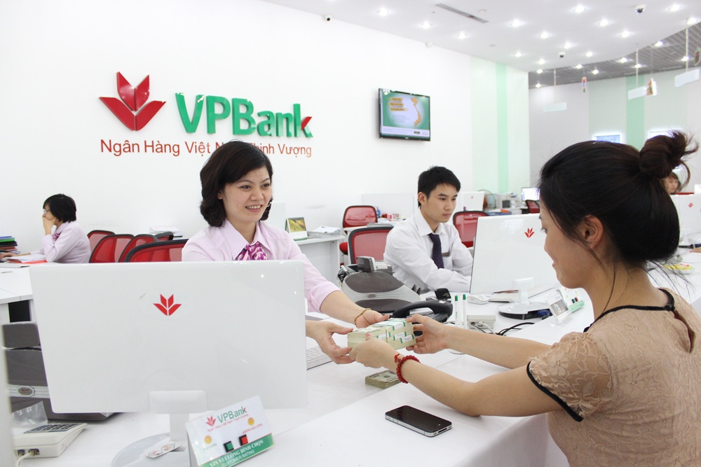 Khach hang nu nhan nhieu uu dai cua VPBank trong thang 10 hinh anh