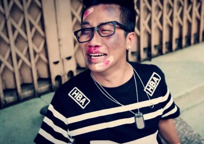 MC Hoàng Rapper trong một pha hành động máu lửa.