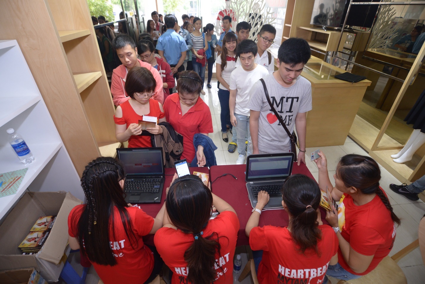 Fan Mỹ Tâm dồn dập đổ về các điểm phát vé.