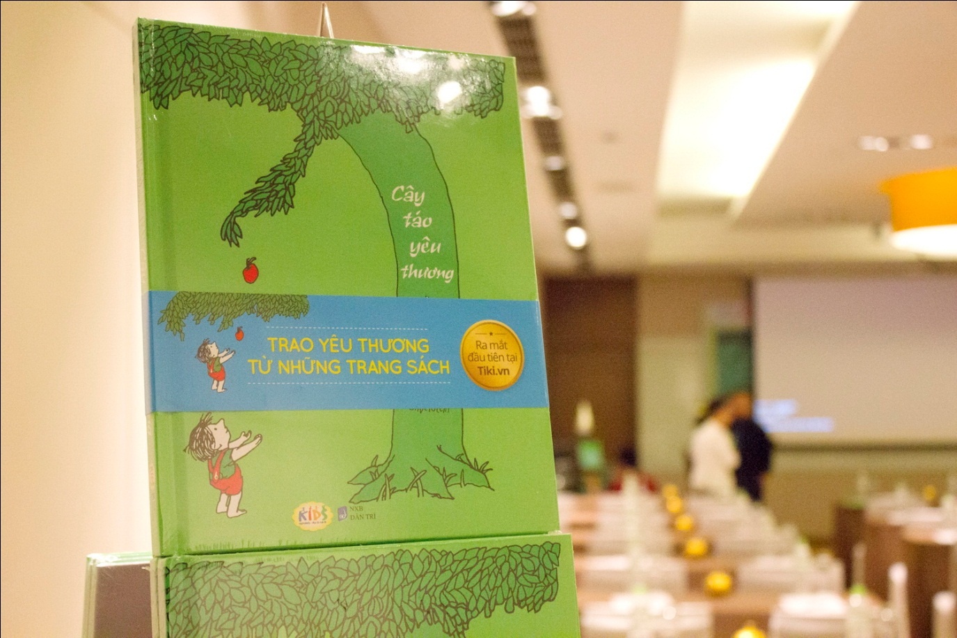 5.000 cuon 'Cay tao yeu thuong' chi danh de tang hinh anh